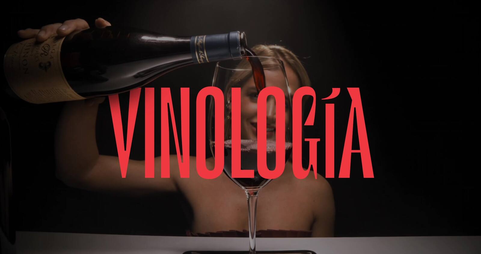 Aneley Cáceres detrás de una copa mientras se sirve vino tinto, con el título Vinología